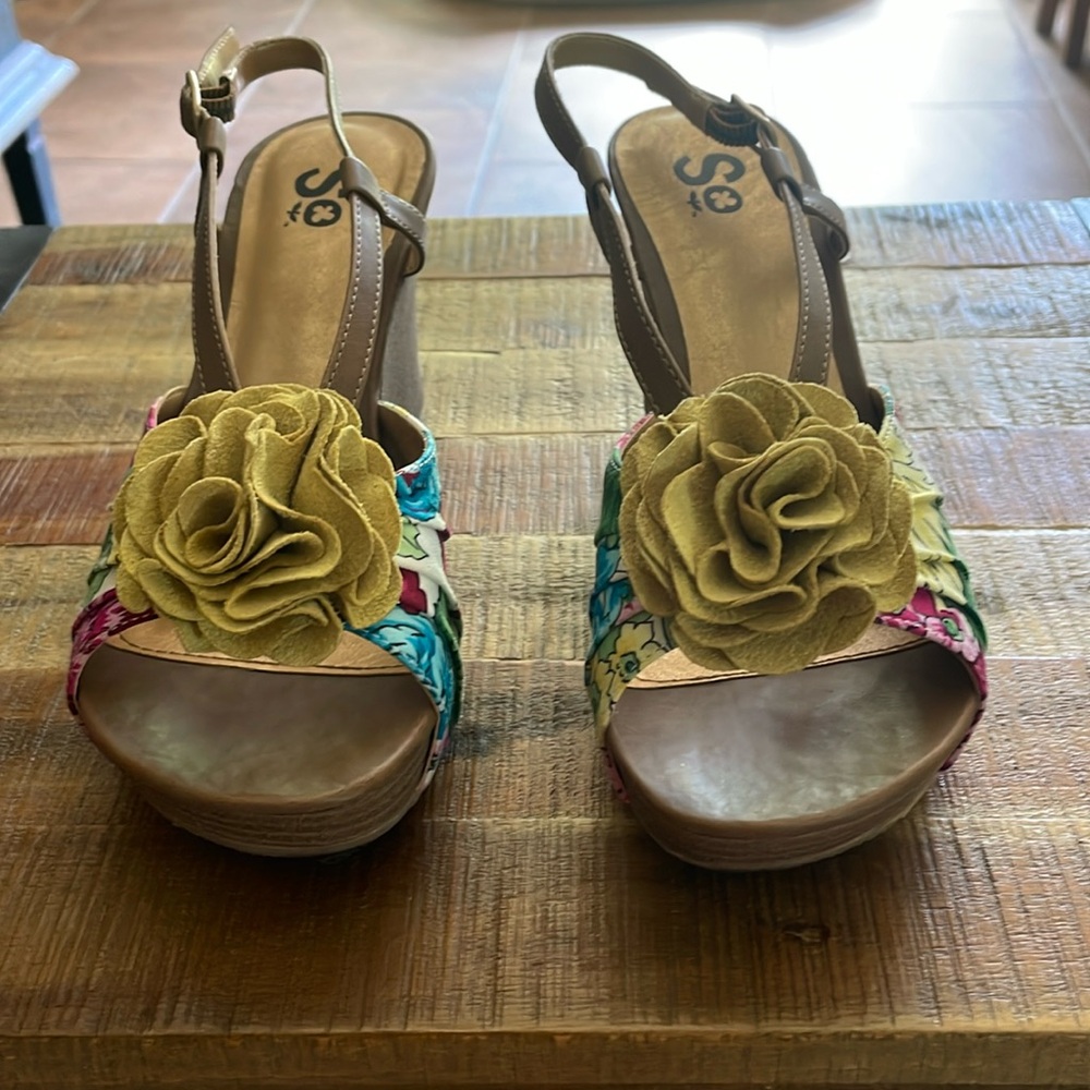 So brand Serina Yellow Print Wedges size 6